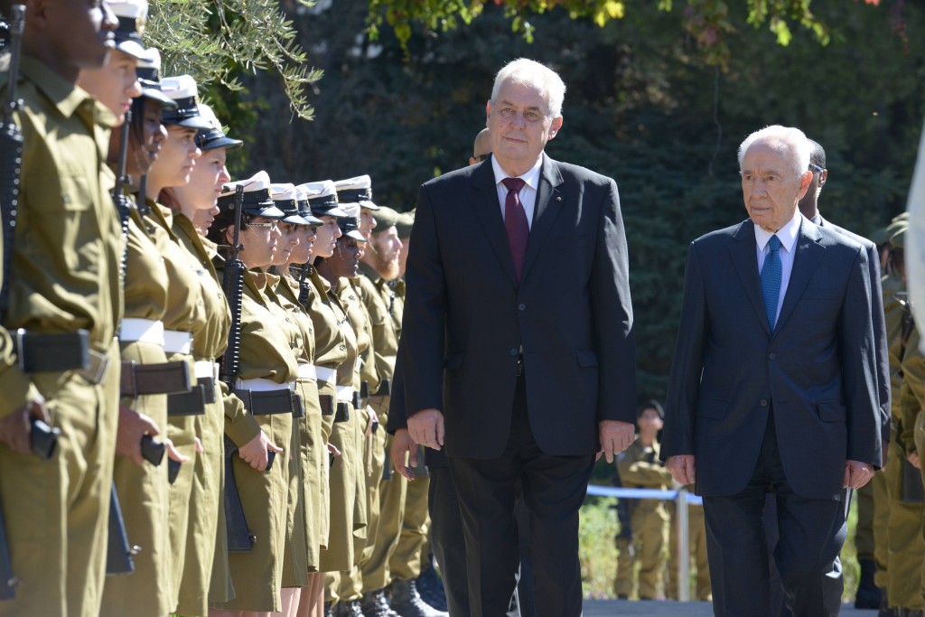 Israeli Pres Peres greets Czech Pres Zeman