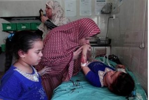 Niños heridos en ataque con cohetes de Hamas en patio en Gaza el lunes.  (Foto: Flash90)