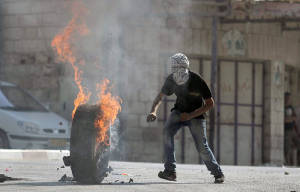 Palestinian violence against IDF soldiers near Ramallah. (Photo: Issam Rimawi/Flash90)