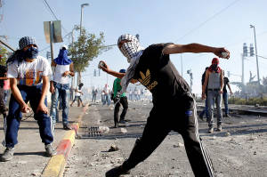 Arabs throw rocks at police in Jerusalem