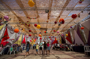 Israelis visit the Jerusalem municipality sukkah at Safra square. (Photo: Yonatan Sindel/Flash90)