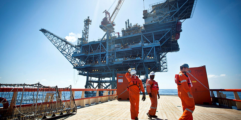 Workers on the Israeli 'Tamar' gas rig
