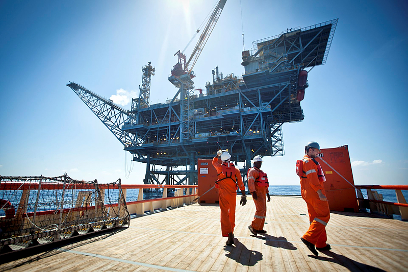 Workers on the Israeli 'Tamar' gas rig