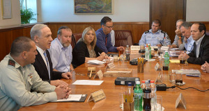 Prime Minister Benjamin Netanyahu meets on Thursday with Jerusalem Mayor Nir Barkat (R), state prosecutor Shai Nitzan and Jerusalem District Police Commander Moshe Edri to discuss upsurge of violence in the capital. (Photo: Amos Ben Gershom/GPO)