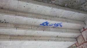 Odio la pintada en el Monte del Templo equiparar a Israel con el nazismo. (Foto: Meyer Beck / UWI)