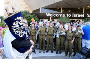 New immigrants from USA arriving to Israel. (Yossi Zeliger/Flash90)