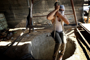 Palestinian workers seen inside a smuggling tunnel dug beneath the Gaza-Egypt border in the southern Gaza Strip on October 13, 2013. (Photo: Abed Rahim Khatib / Flash90)