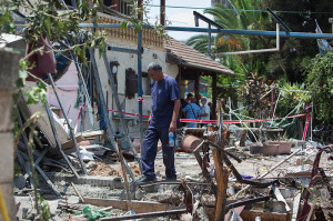 Israeli's look at the damage to a house hit by Hamas rocket. (Photo: Yonatan Sindel/Flash90)