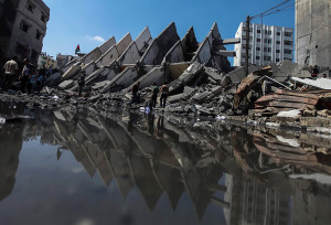 A building in Gaza hit during the summer war. (Photo: Emad Nassar/Flash90)