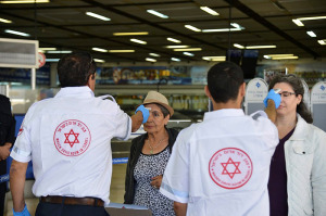 El personal médico comprobar los viajeros que llegan a la Tel Aviv Ben Gurion aeropuerto de El Cairo para el virus Ébola, el 20 de octubre de 2014. (Foto: Flash90)
