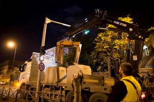 Capacitar a los trabajadores colocar bloques de hormigón en una estación el miércoles para proteger a los usuarios de terror coche. (Foto: Yonatan Sindel / FLASH90)