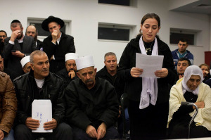 Rinal Saif reads a letter she wrote. (Photo: Yonatan Sindel/Flash90)