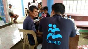 Un médico israelí trata a un paciente filipino. (Foto: IsraAid)