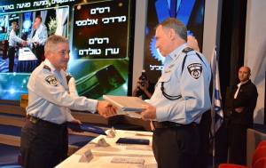 A brave policeman is awarded for for his actions. (Photo: Israel police)