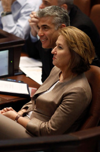 Israel's former Finance Minister Yair Lapid (C) and former Justice Minister Tzipi Livni in the plenum at the Knesset on July 31, 2013. (Photo: Flash90)