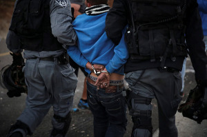 Israeli policemen during an arrest. (Photo: Hadas Parush/Flash90)