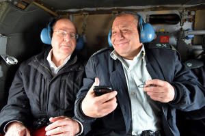 Defense Minister Ya'alon (L) seen with Maj. Gen. Gadi Eizenkot after his nomination was officially announced. (Photo: Ariel Hermoni/MOD)