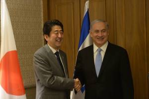 PM Netanyahu greets Japanese PM Abe. (Photo: Amos Ben-Gershom/GPO)