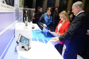 Prime Minister Benjamin Netanyahu and his wife Sara visit the Panasonic Development Center in Tokyo during an official visit to Japan on May 12, 2014. (Photo: Kobi Gideon/Flash 90)