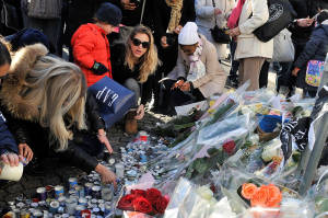 Lighting candles at scene of Paris supermarket attack. (Photo: Serge Attal/Flash90)