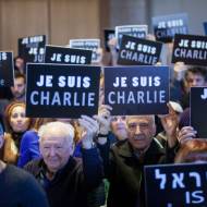 People hold placards which translate as "I am Charlie" during a remembrance ceremony in Jerusalem. (Photo: Yonatan Sindel/Flash90)