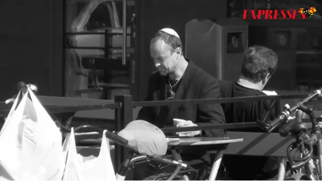Petter Ljunggren sits in a cafe wearing a 'kippa' shortly before he was violently confronted by anti-Semites. (Screenshot)