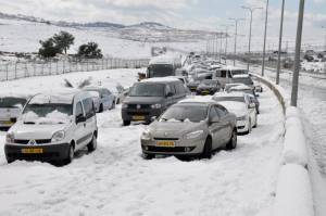 Cars stuck in the snow on Route 1, the Jerusalem-Tel Aviv highway. Photo by Daniel Cohen/Flash 90