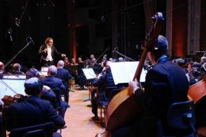 Jerusalem Symphony Orchestra with its director, Maestro Frédéric Chaslin. (Photo: Sasson Tiram via Tazpit News Agency)
