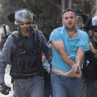 Israeli border policemen detain a Palestinian Arab. (Photo: Yonatan Sindel/Flash90)