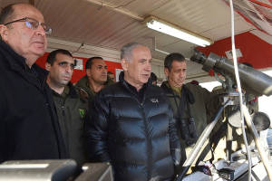 PM Netanyahu and DM Moshe Ya'alon visit a military outpost on Mount Hermon overlooking the Syrian border.( Photo: Effi Sharir/Flash90)