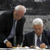 Palestinian President Mahmoud Abbas (R) and Palestinian chief peace negotiator Saeb Erekat, (Issam Rimawi/Flash90)
