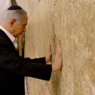 PM Netanyahu visits the Western Wall. (Flash90)