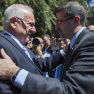 Israeli President Reuven Rivlin (L) and US Ambassador to Israel Dan Shapiro (R).