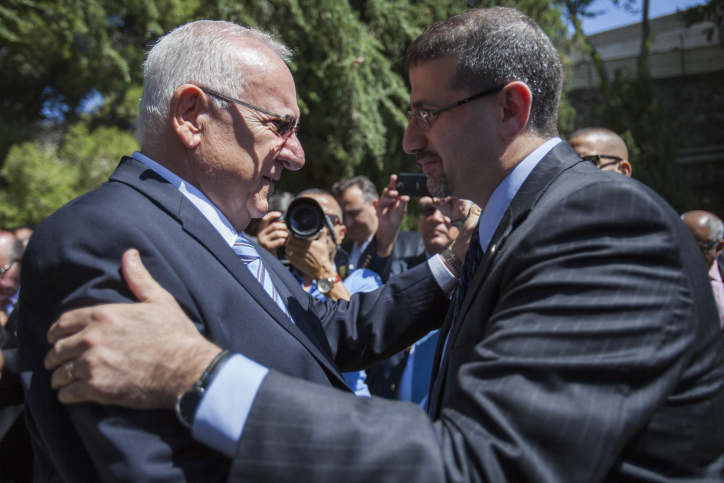 Israeli President Reuven Rivlin (L) and US Ambassador to Israel Dan Shapiro (R).