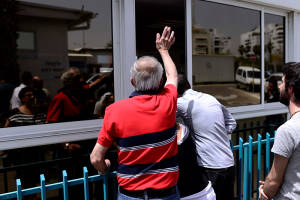 Families and friends greet Israelis who survived the massive earthquake in Nepal. (Tomer Neuberg/FLASH90)