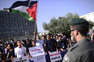Los árabes israelíes participan en un rally.