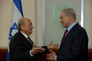 Prime Minister Netanyahu (R) meets with FIFA President Blatter in Jerusalem, May 2014. (Haim Zach/GPO)