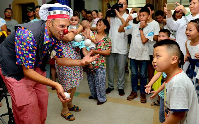 Israeli medical clowns in China