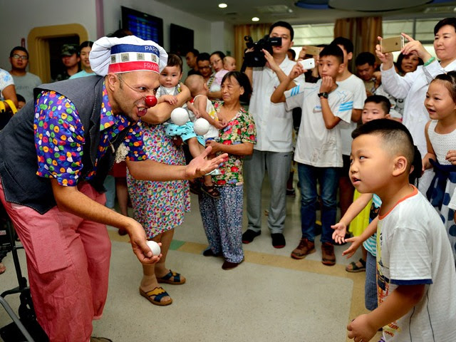 Israeli medical clowns in China