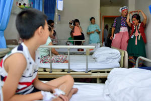 Israeli medical clowns in China
