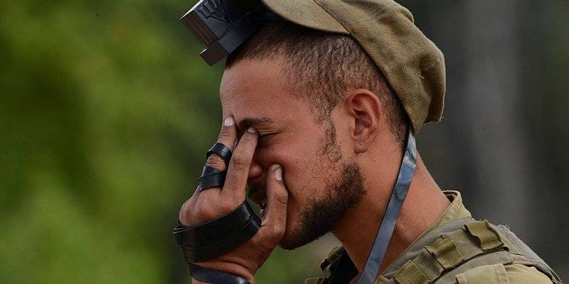 Israeli soldier praying wearing tefillin