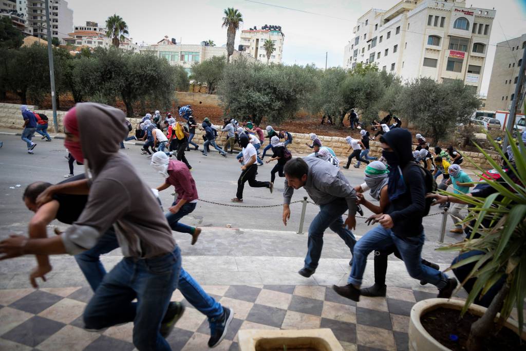 Palestinian protesters riot and throw rocks at Israeli security forces