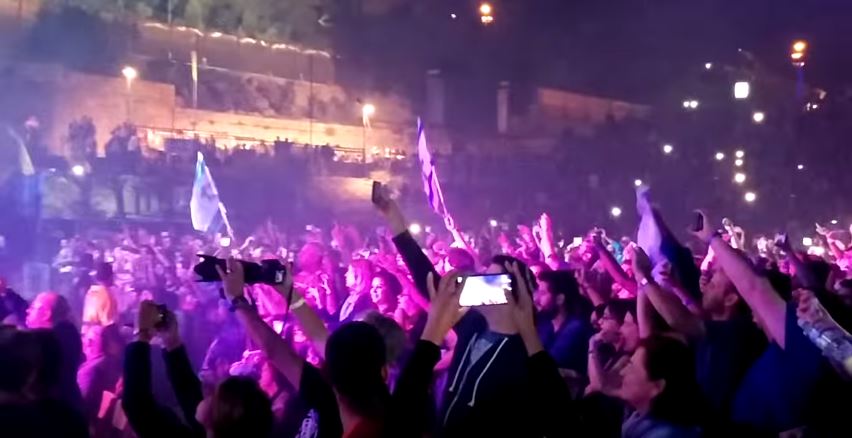Matisyahu Sings Jerusalem in Israel as Israeli Flags Wave Before Him