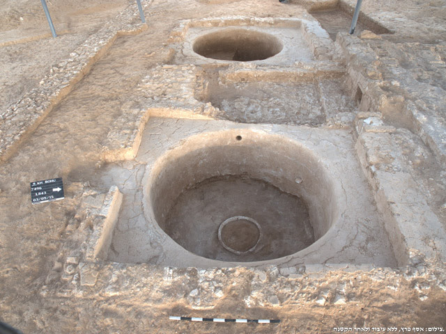 Netivot: Ancient wine pressesuction of wine