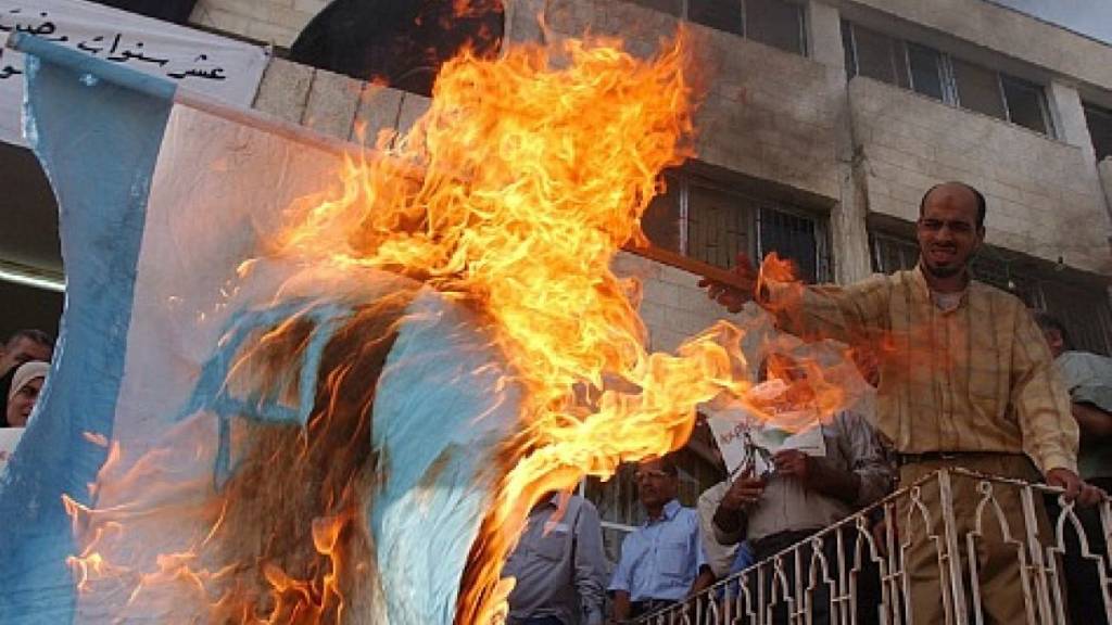 Jordanian burns Israeli flag