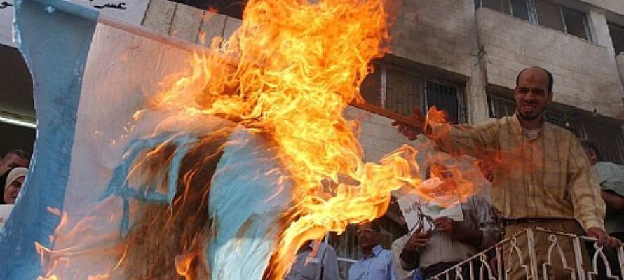 Jordanian burns Israeli flag