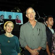 3 mothers with Benny Gantz
