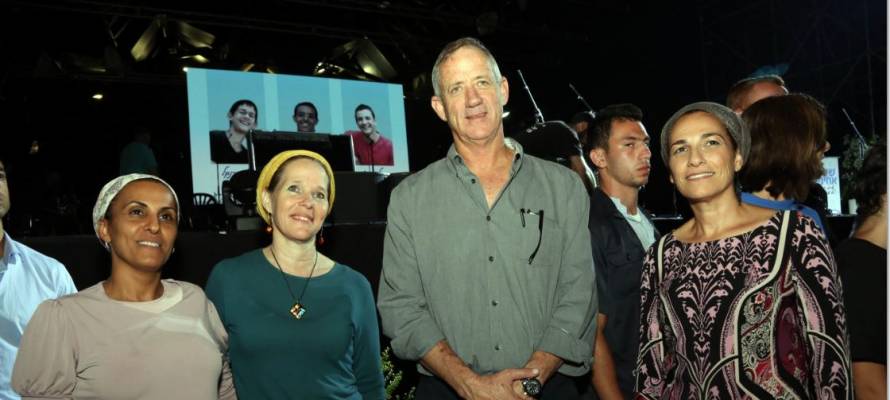 3 mothers with Benny Gantz