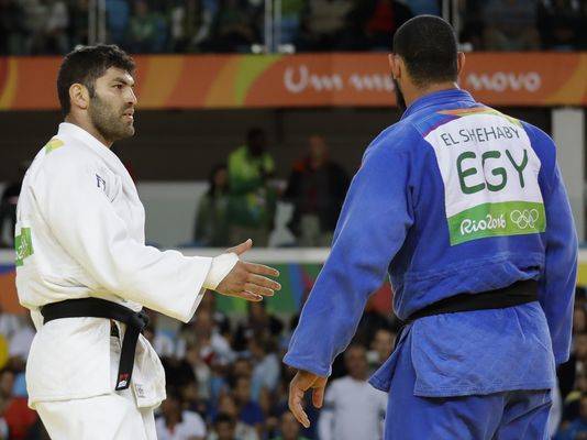 Egyptian judoka refuses to shake Israeli's hand