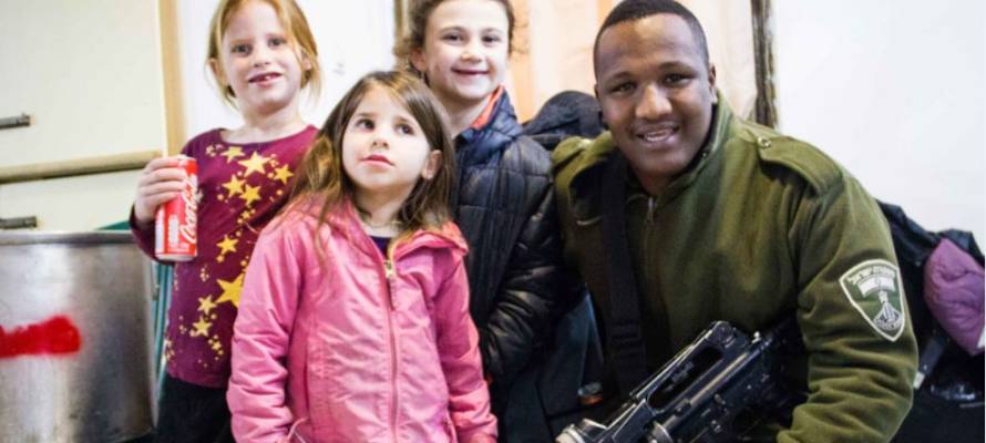 bedouin-soldier-with-children-at-uwi-chanukah-party